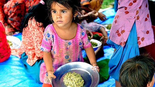 Unsere Nothilfe konzentriert sich auf die Unterstützung von Kindern. Dazu zählt die Versorgung mit Hygieneartikeln, Trinkwasser und Lebensmitteln. © Plan International