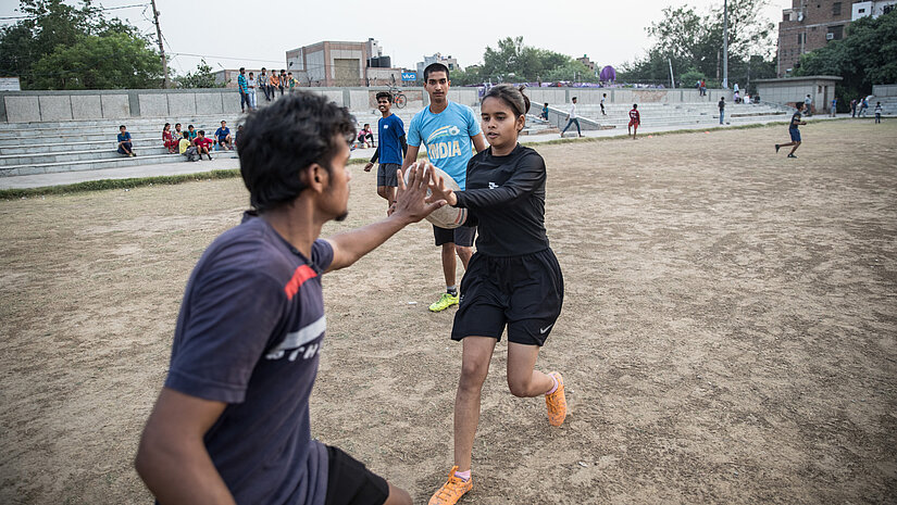 Mit Touch Rugby lernten die Mädchen und Jungen einander gleich zu behandeln. © Plan International / Vivek Singh