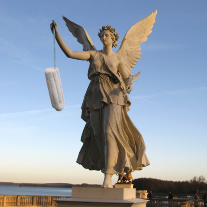 Am Arm der Viktorien Statue in Schwerin hängt ein Tampon