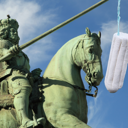 Am Speer der Jan Wellem Statue hängt ein riesiger Tampon