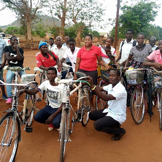Gruppenfoto einer Gemeinde mit Fahrrädern
