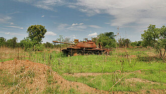 Verrosteter alter Panzer, verlassen auf einem Feld.