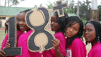 Mädchen in Mosambik engagieren sich für die Kampagne 18+ gegen Kinderheirat und frühe Heirat