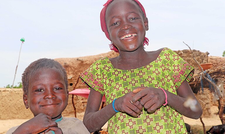 Mädchen und Junge in Niger lachen