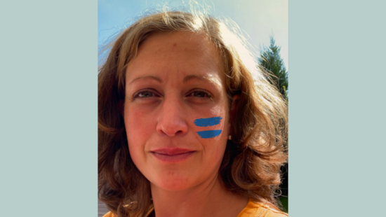 Ina Gießwein mit dem blauen Girls Get Equal-Gleichzeichen auf der Wange.