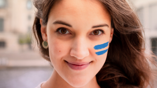 Juliana Wimmer mit dem blauen Girls Get Equal-Gleichzeichen auf der Wange.