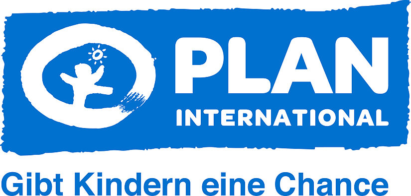 Blaues Logo von Plan International mit dem weißen Symbol eines Kindes und dem Schriftzug „Gibt Kindern eine Chance“.