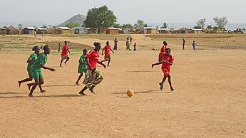 Mädchen spielen im Minawao-Flüchtlingscamp Fußball.