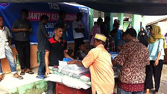 Plan verteilt auf Lombok Planen, Decken und Seile, damit die Menschen sich einen Unterschlupf bauen können - wie bereits nach dem schweren Erdbeben in der indonesischen Provinz Aceh im Dezember 2016. © Plan International