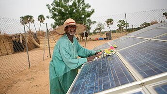 Solarstrom bietet große Chancen für wirtschaftliche Entwicklung. Solarstrom bietet große Chancen für wirtschaftliche Entwicklung.