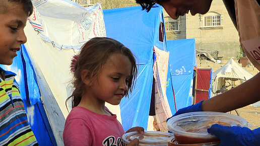 Plan International hat sich mit der größten NGO Palästinas, Taawon (Wohlfahrtsverband), zusammengetan, um auf die katastrophale und schlimme humanitäre Lage und das Leid in Gaza zu reagieren. In den letzten Tagen wurden fast 6.000 warme Mahlzeiten zubereitet und an vertriebene Familien geliefert, die in drei Notunterkünften in Deir Al Balah, einer Stadt im zentralen Gazastreifen, leben.