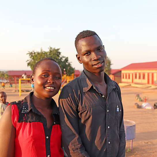Sophia und Bosco auf einem Platz im Flüchtlingscamp.