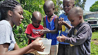 Ob Groß oder Klein - richtiges Händewaschen muss gelernt werden. Plan Kenia übt fleißig mit Kindergartenkindern im Rahmen unserer Corona-Maßnahmen. ©Plan International