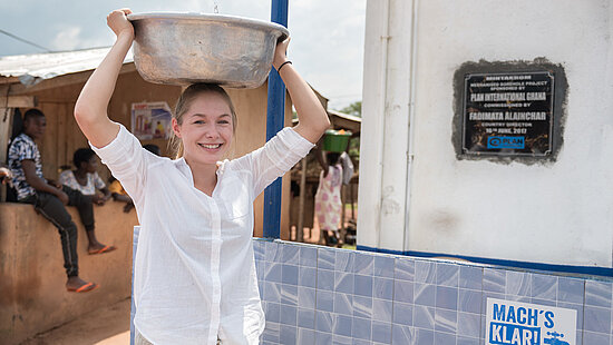 Gina Lückenkemper unterstützt Plans Wasser-Projekt in Ghana