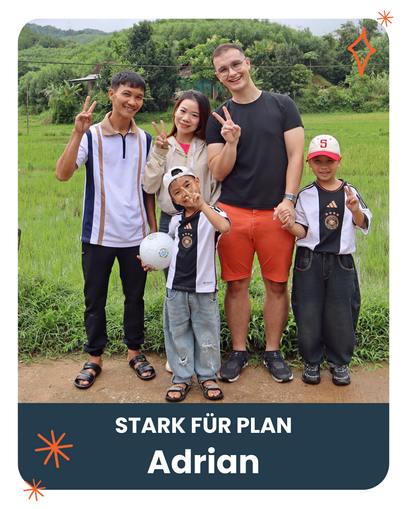 Foto von Adrian mit seinem Patenkind und dessen Famile in Vietnam.