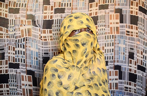 Eine sudanesische Jugendliche in gelbem Niqab