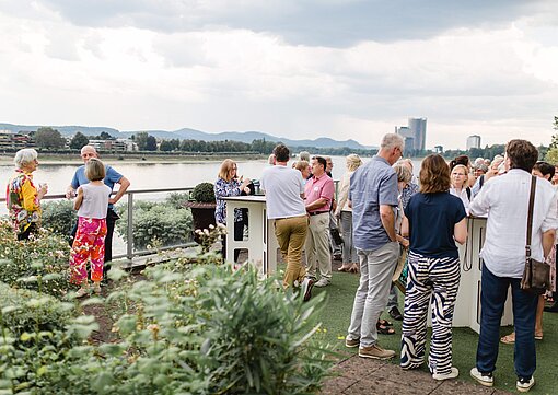 Sektempfang mit Blick auf den Rhein beim Stiftungstreffen 2026