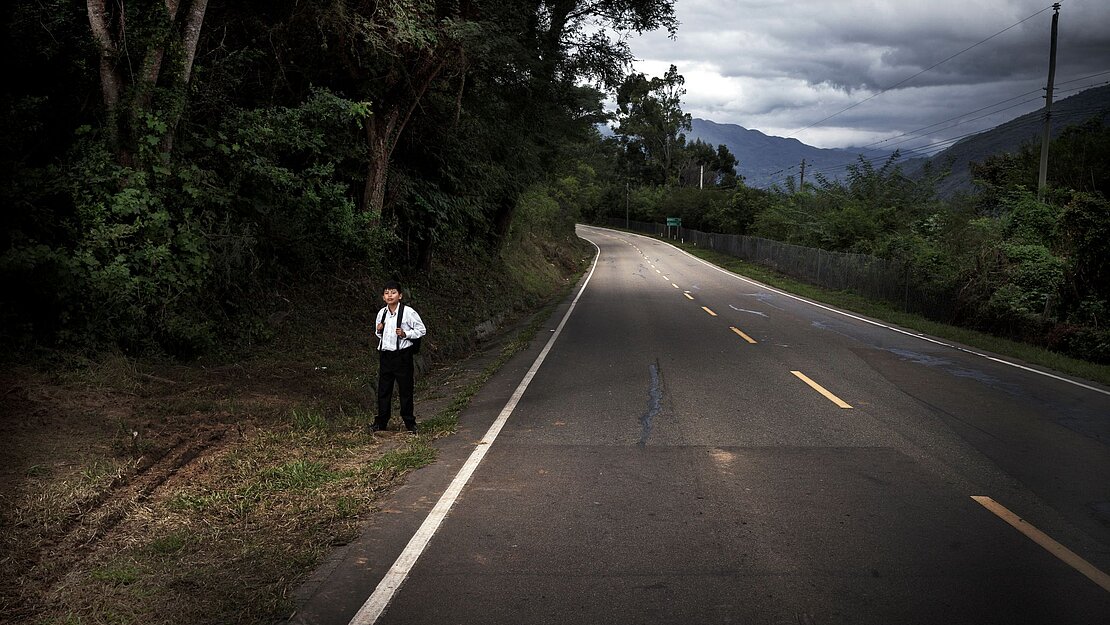 Junge am Straßenrand gehend in Bolivien