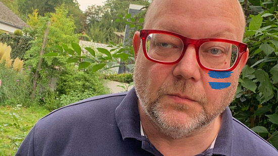 Olaf in der Beek mit dem blauen Girls Get Equal-Gleichzeichen auf der Wange.