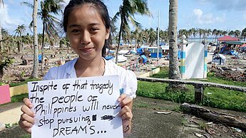 Trishia (16) hat bei Plans Medienprojekt "Youth reporters" mitgemacht. Ihre Botschaft: "Trotz der Tragödie werden die Philippiner ihre Träume nie aufgeben ..."