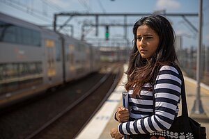 Safer Cities Mädchen an einem Bahnsteig, das schaut, als würde sie sich nicht sicher fühlen