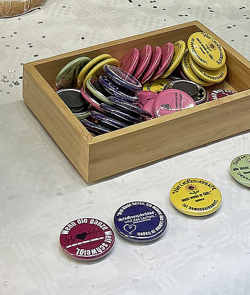 Selbst gestaltete Buttons als Dankeschön für eine Spende Pin-Buttons