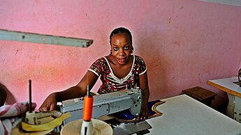 Fatou Mbenge möchte mit der Unterstützung von Plan International bald als Selbstständige durchstarten und ihre eigene Schneiderei eröffnen. 