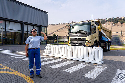Estefany steht in der Werkstatt von Volvo Peru und trägt Arbeitskleidung