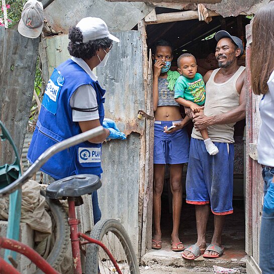 Ein Plan-Team konsultiert eine Familie in der Dominikanischen Republik