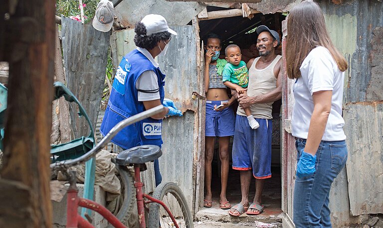 Ein Plan-Team konsultiert eine Familie in der Dominikanischen Republik