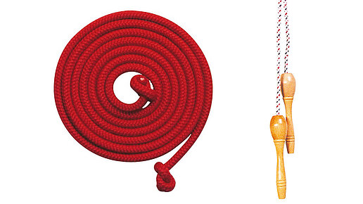 Aufgerolltes rotes Spring Tau und ein Springseil mit Holzgriffen.
