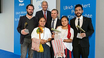 Ulrich Wickert mit den Preisträgern des Journalistenpreises 2014. © Plan/Michael Fahrig
