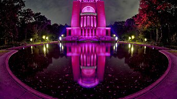 Auch das Hamburger Planetarium erstrahlt in diesem Jahr wieder in leuchtendem Magenta. ©Michael Björnson