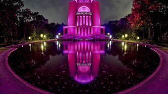 Auch das Hamburger Planetarium erstrahlt in diesem Jahr wieder in leuchtendem Magenta. ©Michael Björnson