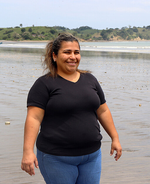 Eine Frau läuft am Meer entlang