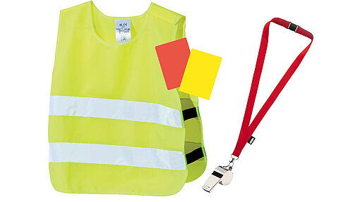 Set mit neongelber Weste, rote und gelbe Karte und Trillerpfeife am Band.