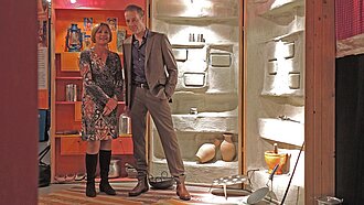 Schritte in ferne Erlebniswelten: Plan-Pate und Schauspieler Oliver Sauer eröffnete die Ausstellung Weil wir Mädchen sind … mit Maike Röttger, Vorsitzende der Geschäftsführung. © Marc Tornow