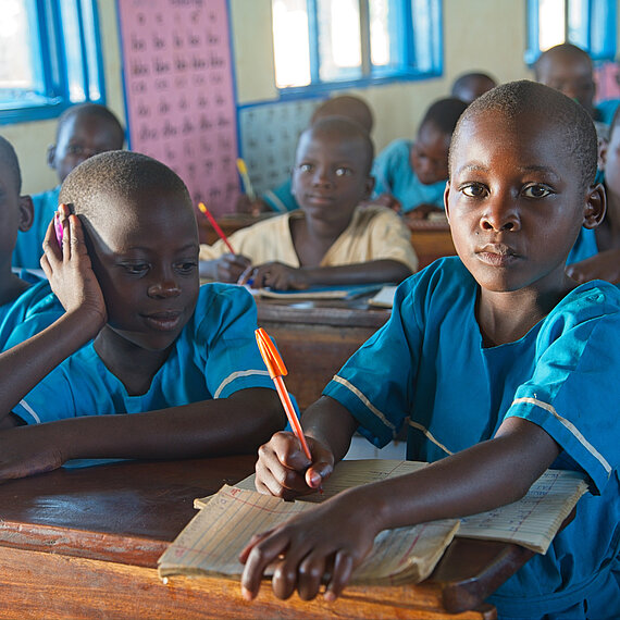 Mädchen lernen in neuem Klassenzimmer einer Schule in der Eastern Region Uganda, unterstützt durch das RISING Uganda Projekt.