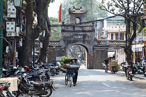 Eine Gasse mit Stadttor in Asien