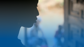 Profil einer jungen Frau, die von FGM/C betroffen ist.