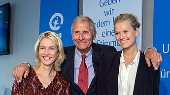 Bundesfamilienministerin Schwesig, Stifter Ulrich Wickert und Because I am a Girl-Botschafterin Toni Garrn bei der Preisverleihung in Berlin.