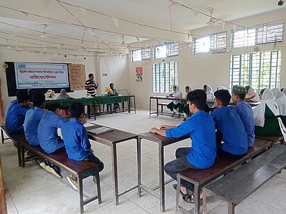 Kinder lernen in einem Klassenraum