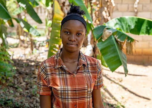 Soline floh mit ihrer Familie aus Port-au-Prince und lebt heute in Jacmel Mädchen aus Haiti