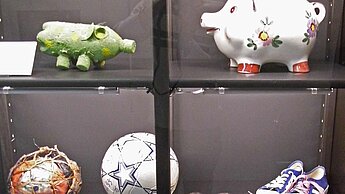 Das Museum am Schölerberg stellt selbst gemachtes Spielzeug aus der Ausstellung WeltSpielZeug gekauften Spielwaren gegenüber.