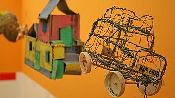 Ein Haus aus Pappe, ein Auto aus Draht - die Kreativität der Kinder aus aller Welt ist groß.
