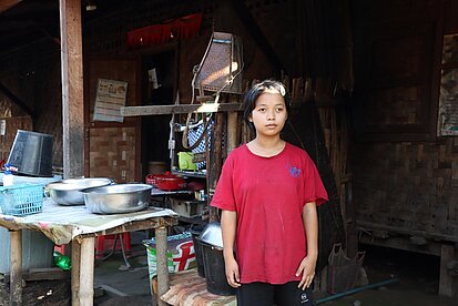 Ein junges Mädchen steht in einem Haus