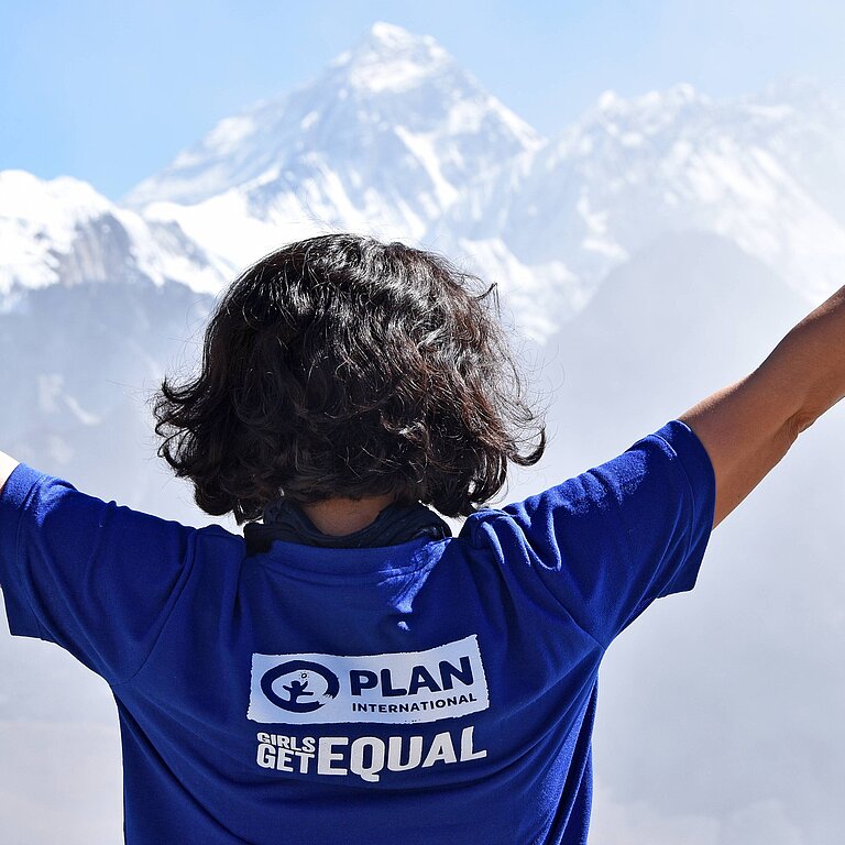 Bergsteiger auf dem Mount Everest von hinten.