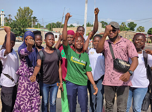 Honorine leitet eine Jugendgruppe beim Pflanzen von Bäumen in ihrer Gemeinde in Togo