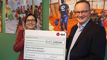 Dr. Pia-Maria Zecevic und Wolfgang Porschen freuen sich über die gelungene Aktion und eine Spende in Höhe von 3.360 Euro © DPD Dr. Pia-Maria Zecevic und Wolfgang Porschen freuen sich über die gelungene Aktion und eine Spende in Höhe von 3.360 Euro © DPD