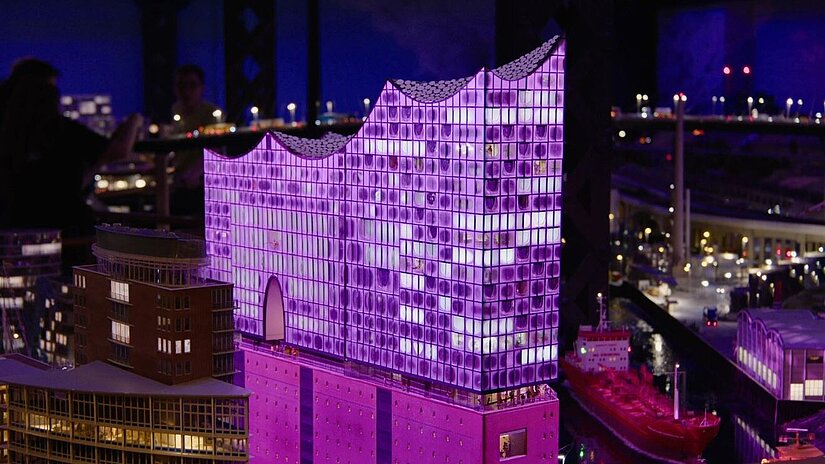 Die Elphi im Miniatur-Wunderland erstrahle am Welt-Mädchentag in pink.